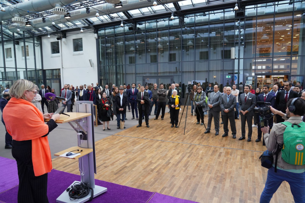 arabich buschmesse berlin people standing speech