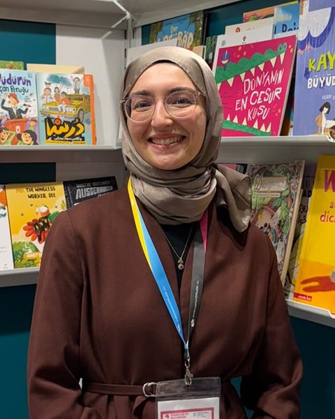 Büşra Abosamra at the İntrotema stand, Frankfurter Buchmesse 2026
